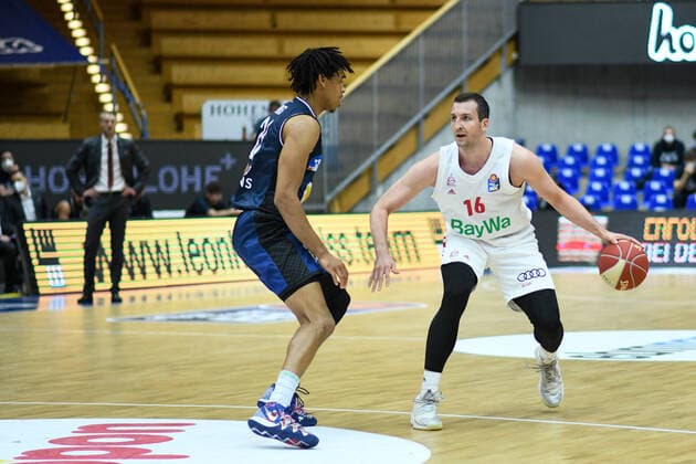 Paul Zipser FC Bayern Muenchen Basketball in a duel with Jeremy Jones HAKRO Merlins Crailsheim , GER, HAKRO Merlins Crailsheim vs FC Bayern Basketball, 25 05 2021, Play Off Quarterfinal Game 4, Basketball Bundesliga, Spielzeit 2020 2021 GER, HAKRO Merlins Crailsheim vs FC Bayern Basketball, 25 05 2021, Play Off Quarterfinal Game 4, Basketball Bundesliga, Spielzeit 2020 2021 Crailsheim Copyright: xEibnerxPressefoto MichaelxMemmlerx EP_MMR