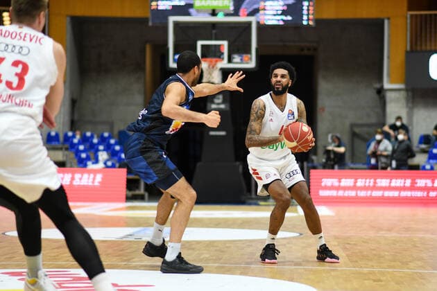 D J Seeley FC Bayern Muenchen Basketball in a duel with Elias Lasisi HAKRO Merlins Crailsheim , GER, HAKRO Merlins Crailsheim vs FC Bayern Basketball, 25 05 2021, Play Off Quarterfinal Game 4, Basketball Bundesliga, Spielzeit 2020 2021 GER, HAKRO Merlins Crailsheim vs FC Bayern Basketball, 25 05 2021, Play Off Quarterfinal Game 4, Basketball Bundesliga, Spielzeit 2020 2021 Crailsheim Copyright: xEibnerxPressefoto MichaelxMemmlerx EP_MMR