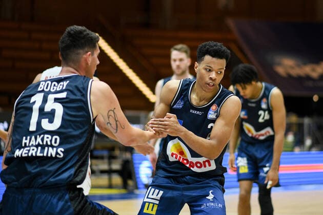 Trae Bell Haynes HAKRO Merlins Crailsheim helps Bogdan Radosavljevic HAKRO Merlins Crailsheim to his feet, GER, HAKRO Merlins Crailsheim vs FC Bayern Basketball, 25 05 2021, Play Off Quarterfinal Game 4, Basketball Bundesliga, Season 2020 2021 GER, HAKRO Merlins Crailsheim vs FC Bayern Basketball, 25 05 2021, Play Off Quarterfinal Game 4, Basketball Bundesliga, Season 2020 2021 Crailsheim Copyright: xEibnerxPressefoto MichaelxMemmlerx EP_MMR