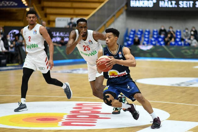 Trae Bell Haynes HAKRO Merlins Crailsheim one-on-one with JaJuan Johnson FC Bayern Muenchen Basketball , GER, HAKRO Merlins Crailsheim vs FC Bayern Basketball, 25 05 2021, Play Off Quarterfinal Game 4, Basketball Bundesliga, Season 2020 2021 GER, HAKRO Merlins Crailsheim vs FC Bayern Basketball, 25 05 2021, Play Off Quarterfinal Game 4, Basketball Bundesliga, Season 2020 2021 Crailsheim Copyright: xEibnerxPressefoto MichaelxMemmlerx EP_MMR