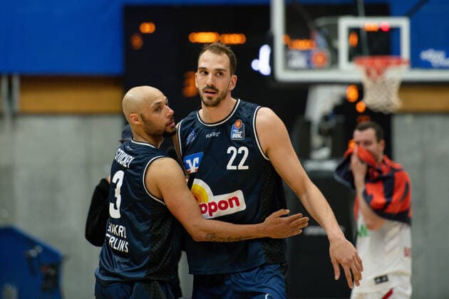 Maurice Stuckey HAKRO Merlins Crailsheim and Dejan Kovacevic HAKRO Merlins Crailsheim are disappointed with the loss, GER, HAKRO Merlins Crailsheim vs FC Bayern Basketball, 25 05 2021, Play Off Quarter Final Game 4, Basketball Bundesliga, Season 2020 2021 GER, HAKRO Merlins Crailsheim vs FC Bayern Basketball, 25 05 2021, Play Off Quarterfinal Game 4, Basketball Bundesliga, Season 2020 2021 Crailsheim Copyright: xEibnerxPressefoto MichaelxMemmlerx EP_MMR