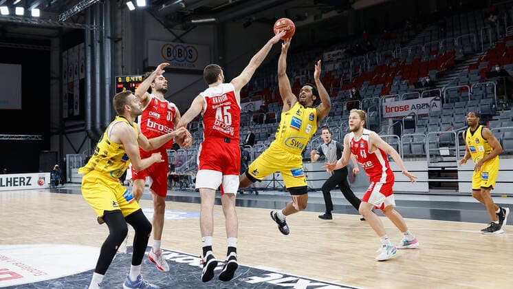 25 05 2021, Basketball, BBL 2020 2021, Playoffs Quarterfinals, 4 Game, Brose Bamberg MHP RIESEN Ludwigsburg, GER, Bamberg, Brose Arena, f li David Kravish Brose Bamberg and Barry Brown Jr MHP RIESEN Copyright: HMBxMedia xHeikoxBecker