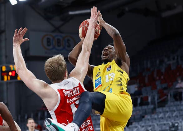 25 05 2021, Basketball, BBL 2020 2021, Playoffs Quarterfinals, 4 Game, Brose Bamberg MHP RIESEN Ludwigsburg, GER, Bamberg, Brose Arena, f li Christian Sengfelder Brose Bamberg and Yorman Polas Bartolo MHP RIESEN Copyright: HMBxMedia xHeikoxBecker