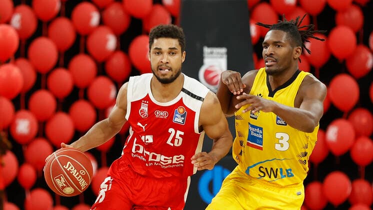 25 05 2021, Basketball, BBL 2020 2021, Playoffs Quarterfinals, 4 Game, Brose Bamberg MHP RIESEN Ludwigsburg, GER, Bamberg, Brose Arena, f li Kenneth Ogbe Brose Bamberg and Jaleen Smith MHP RIESEN Copyright: HMBxMedia xHeikoxBecker