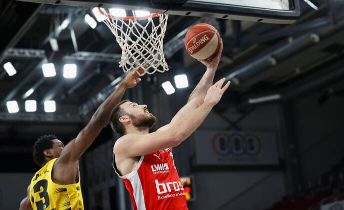 25 05 2021, Basketball, BBL 2020 2021, Playoffs Quarterfinals, 4 Game, Brose Bamberg MHP RIESEN Ludwigsburg, GER, Bamberg, Brose Arena, v li Yorman Polas Bartolo MHP RIESEN and Chase Fieler Brose Bamberg Copyright: HMBxMedia xHeikoxBecker