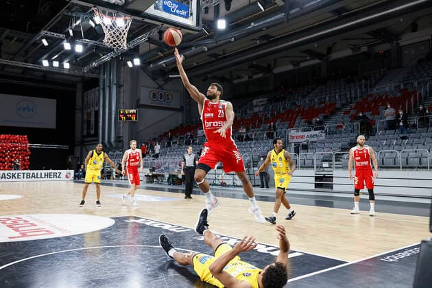 25 05 2021, Basketball, BBL 2020 2021, Playoffs Quarterfinals, 4 Game, Brose Bamberg MHP RIESEN Ludwigsburg, GER, Bamberg, Brose Arena, from left Kenneth Ogbe Brose Bamberg and Oscar da Silva MHP RIESEN Copyright: HMBxMedia xHeikoxBecker