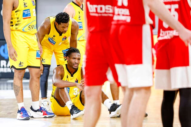Frustration at Ludwigsburg top Yorman Polas Bartolo MHP Riesen Ludwigsburg, 13 bottom Jaleen Smith MHP Riesen Ludwigsburg, 03 Brose Bamberg MHP Riesen Ludwigsburg easyCredit BBL Basketball Bundesliga Basketball Season 2020 21 Playoff Quarterfinals Game 4 , Playoffs, 25 05 2021 Bamberg, Brose Arena Copyright: DanielxLöb