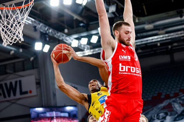 left Tremmell Darden MHP Riesen Ludwigsburg, 21 right Chase Fieler Brose Bamberg, 20 Brose Bamberg MHP Riesen Ludwigsburg easyCredit BBL Basketball Bundesliga Basketball Season 2020 21 Playoff Quarterfinals Game 4 , Playoffs, 25 05 2021 Bamberg, Brose Arena Copyright: DanielxLöb