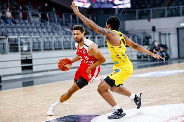 left Kenneth Ogbe Brose Bamberg, 25 right Barry Brown Jr MHP Riesen Ludwigsburg, 05 Brose Bamberg MHP Riesen Ludwigsburg easyCredit BBL Basketball Bundesliga Basketball Season 2020 21 Playoff Quarterfinals Game 4 , Playoffs, 25 05 2021 Bamberg, Brose Arena Head Coach John Patrick MHP Riesen Ludwigsburg Copyright: DanielxLöb