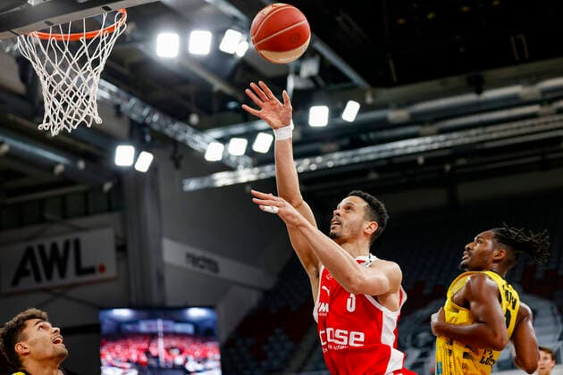 left Dominic Lockhart Brose Bamberg, 03 right Jaleen Smith MHP Riesen Ludwigsburg, 03 Brose Bamberg MHP Riesen Ludwigsburg easyCredit BBL Basketball Bundesliga Basketball Season 2020 21 Playoff Quarterfinals Game 4 , Playoffs, 25 05 2021 Bamberg, Brose Arena Copyright: DanielxLöb