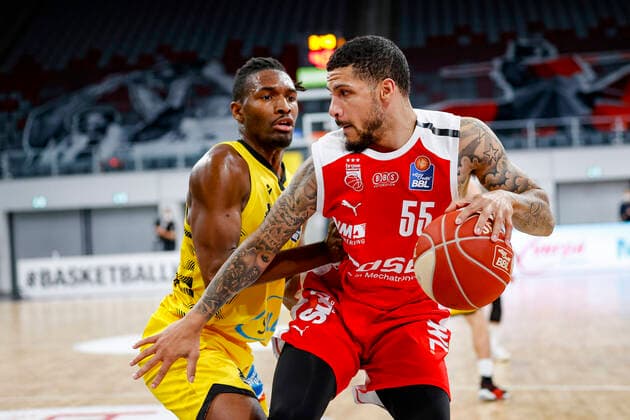 left KJaleen Smith MHP Riesen Ludwigsburg, 03 right Tyler Larson Brose Bamberg, 55 Brose Bamberg MHP Riesen Ludwigsburg easyCredit BBL Basketball Bundesliga Basketball Season 2020 21 Playoff Quarterfinals Game 4 , Playoffs, 25 05 2021 Bamberg, Brose Arena Headcoach John Patrick MHP Riesen Ludwigsburg Copyright: DanielxLöb