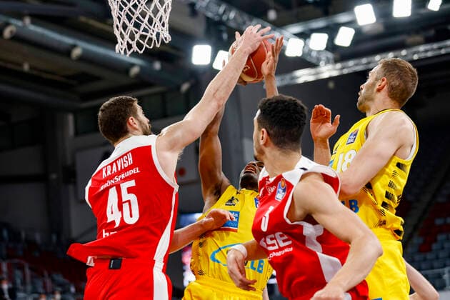 David Kravish Brose Bamberg, 45 blocks Jaleen Smith MHP Riesen Ludwigsburg, 03 Brose Bamberg MHP Riesen Ludwigsburg easyCredit BBL Basketball Bundesliga Basketball Season 2020 21 Playoff Quarterfinals Game 4 , Playoffs, 25 05 2021 Bamberg, Brose Arena Copyright: DanielxLöb