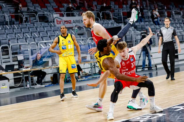 right Bennet Hundt Brose Bamberg, 33 left Yorman Polas Bartolo MHP Riesen Ludwigsburg, 13 Brose Bamberg MHP Riesen Ludwigsburg easyCredit BBL Basketball Bundesliga Basketball Season 2020 21 Playoff Quarterfinals Game 4 , Playoffs, 25 05 2021 Bamberg, Brose Arena Copyright: DanielxLöb