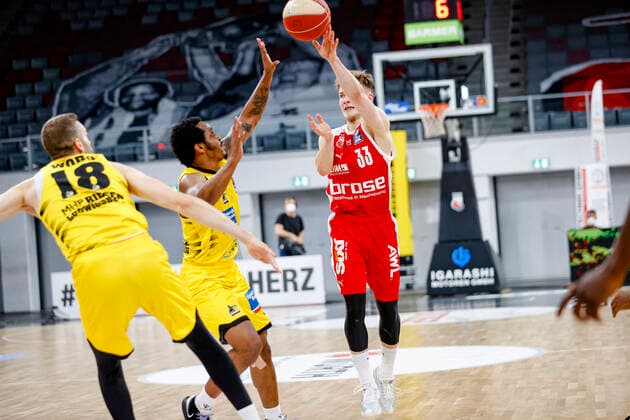 right Bennet Hundt Brose Bamberg, 33 left Barry Brown Jr MHP Riesen Ludwigsburg, 05 Brose Bamberg MHP Riesen Ludwigsburg easyCredit BBL Basketball Bundesliga Basketball Season 2020 21 Playoff Quarterfinals Game 4 , Playoffs, 25 05 2021 Bamberg, Brose Arena Copyright: DanielxLöb