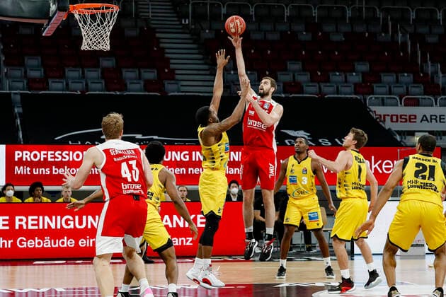 Center David Kravish Brose Bamberg, 45 Brose Bamberg MHP Riesen Ludwigsburg easyCredit BBL Basketball Bundesliga Basketball Season 2020 21 Playoff Quarterfinals Game 4 , Playoffs, 25 05 2021 Bamberg, Brose Arena Copyright: DanielxLöb