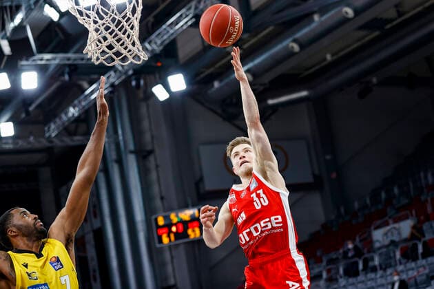Right Bennet Hundt Brose Bamberg, 33 Left Jamel McLean MHP Riesen Ludwigsburg, 07 Brose Bamberg MHP Riesen Ludwigsburg easyCredit BBL Basketball Bundesliga Basketball Season 2020 21 Playoff Quarterfinals Game 4 , Playoffs, 25 05 2021 Bamberg, Brose Arena Copyright: DanielxLöb