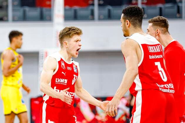 left Bennet Hundt Brose Bamberg, 33 Brose Bamberg MHP Riesen Ludwigsburg easyCredit BBL Basketball Bundesliga Basketball Season 2020 21 Playoff Quarterfinals Game 4 , Playoffs, 25 05 2021 Bamberg, Brose Arena Copyright: DanielxLöb