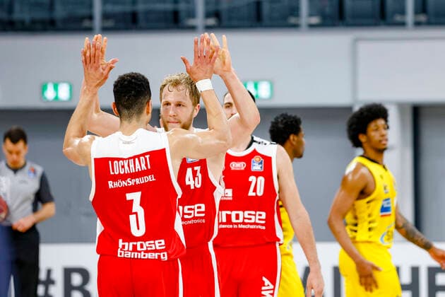 Center Christian Sengfelder Brose Bamberg, 43 left Dominic Lockhart Brose Bamberg, 03 right Desi Rodriguez MHP Riesen Ludwigsburg, 20 Brose Bamberg MHP Riesen Ludwigsburg easyCredit BBL Basketball Bundesliga Basketball Season 2020 21 Playoff Quarterfinals Game 4 , Playoffs, 25 05 2021 Bamberg, Brose Arena Copyright: DanielxLöb