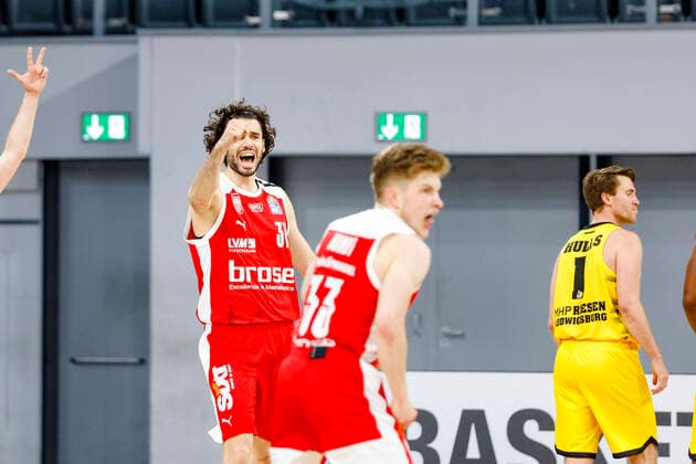 left Michele Vitali Brose Bamberg, 31 middle Bennet Hundt Brose Bamberg, 33 right Jordan Hulls MHP Riesen Ludwigsburg, 01 Brose Bamberg MHP Riesen Ludwigsburg easyCredit BBL Basketball Bundesliga Basketball Season 2020 21 Playoff Quarterfinals Game 4 , Playoffs, 25 05 2021 Bamberg, Brose Arena Copyright: DanielxLöb