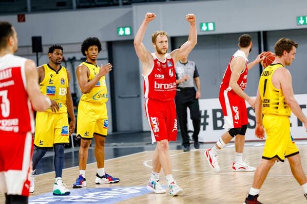 Center Christian Sengfelder Brose Bamberg, 43 left Yorman Polas Bartolo MHP Riesen Ludwigsburg, 13 2 v l Desi Rodriguez MHP Riesen Ludwigsburg, 20 right Jordan Hulls MHP Riesen Ludwigsburg, 01 Brose Bamberg MHP Riesen Ludwigsburg easyCredit BBL Basketball Bundesliga Basketball Season 2020 21 Playoff Quarterfinal Game 4 , Playoffs, 25 05 2021 Bamberg, Brose Arena Copyright: DanielxLöb