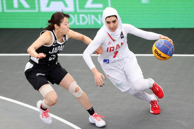 Bilder des Jahres 2021, Sport 05 Mai Sport Themen der Woche KW21 Sport Bilder des Tages BASKETBALL - FIBA 3x3 Olympic Qualifying GRAZ,AUSTRIA,26.MAY.21 - BASKETBALL - FIBA 3x3 Olympic Qualifying, women, JPN vs IRN. Image shows Mai Yamamoto (JPN) and Shadi Abdolvand (IRN).  GEPAxpictures xChristianxWalgram