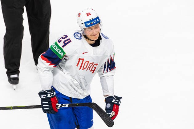 210526 Julian Holm Ole of Norway looks dejected after receiving a two minute suspension during the 2021 IIHF Ice Hockey World Championship game between Canada and Norway on May 26, 2021 in Riga Photo Simon Hastegard BILDBYRAN kod SH SH0117 ishockey ice hockey ishockey vm iihf ice hockey world championship canada kanada norge norway day 6 bbeng depp,  Copyright: SIMONxHASTEGARD BB210526SH015