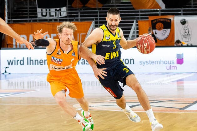 Braydon Hobbs EWE Baskets Oldenburg 03 vs Per Guenther Ratiopharm Ulm 06 Ratiopharm Ulm vs EWE Baskets Oldenburg, Playoffs Game 4, Quarterfinals, Season 2020 21, 26 05 2021 Ratiopharm Ulm vs EWE Baskets Oldenburg, Playoffs Game 4, Quarterfinals New Ulm Copyright: xEibner-Pressefoto RogerxBuerkex EP_EER