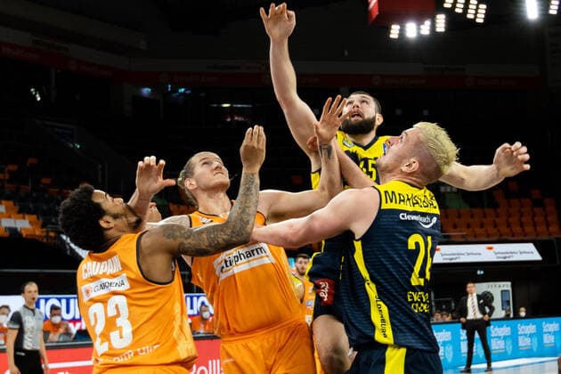 who gets the ball Rasid Mahalbasic EWE Baskets Oldenburg 24 , Dylan Osetkowski Ratiopharm Ulm 21 , Troy Caupain Ratiopharm Ulm 23 , Nathan Boothe EWE Baskets Oldenburg 45 Ratiopharm Ulm vs EWE Baskets Oldenburg, Playoffs Game 4, Quarterfinals, Season 2020 21, 26 05 2021 Ratiopharm Ulm vs EWE Baskets Oldenburg, Playoffs Game 4, Quarterfinals New Ulm Copyright: xEibner-Pressefoto RogerxBuerkex EP_EER