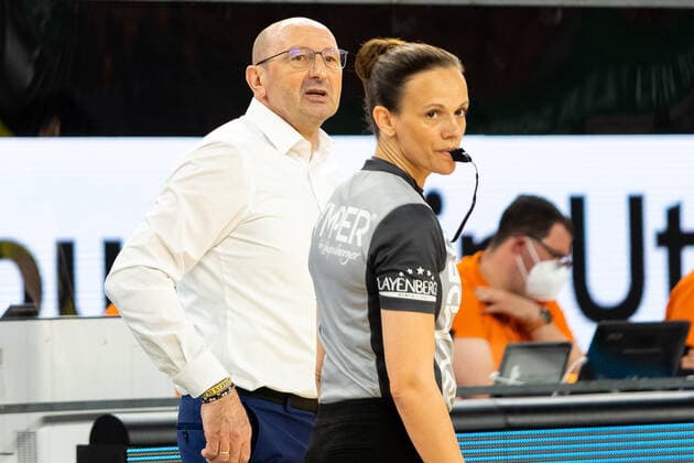 Mladen Drijencic EWE Baskets Oldenburg Head Coach and Referee Panther Anne highly concentrated Ratiopharm Ulm vs EWE Baskets Oldenburg, Playoffs Game 4, Quarterfinals, Season 2020 21, 26 05 2021 Ratiopharm Ulm vs EWE Baskets Oldenburg, Playoffs Game 4, Quarterfinals New Ulm Copyright: xEibner-Pressefoto RogerxBuerkex EP_EER