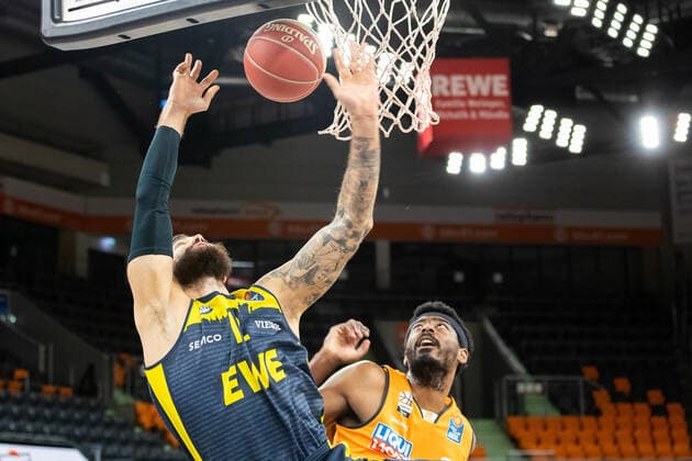 Martin Breunig EWE Baskets Oldenburg 12 at the basket, Aric Holman Ratiopharm Ulm 35 Ratiopharm Ulm vs EWE Baskets Oldenburg, Playoffs Game 4, Quarterfinals, Season 2020 21, 26 05 2021 Ratiopharm Ulm vs EWE Baskets Oldenburg, Playoffs Game 4, Quarterfinals New Ulm Copyright: xEibner-Pressefoto RogerxBuerkex EP_EER