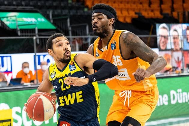 Phil Pressey EWE Baskets Oldenburg 25 , vs Aric Holman Ratiopharm Ulm 35 Ratiopharm Ulm vs EWE Baskets Oldenburg, Playoffs Game 4, Quarterfinals, Season 2020 21, 26 05 2021 Ratiopharm Ulm vs EWE Baskets Oldenburg, Playoffs Game 4, Quarterfinals New Ulm Copyright: xEibner-Pressefoto RogerxBuerkex EP_EER