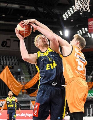 GER, BBL, Play offs, ratiopharm ulm vs EWE Baskets Oldenburg 26 05 2021, ratiopharm arena, Neu Ulm, GER, BBL, Play offs, ratiopharm ulm vs EWE Baskets Oldenburg, in picture Patrick Heckmann Ulm, 33 defends against Rasid Mahalbasic Oldenburg, 24 nordphotoxGmbHx xHafner nph00200