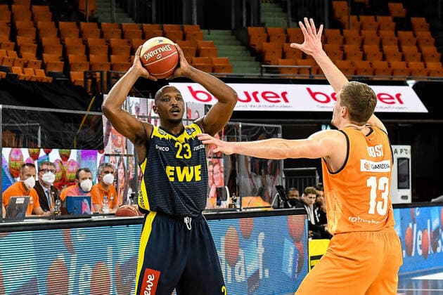 GER, BBL, Play offs, ratiopharm ulm vs EWE Baskets Oldenburg 26 05 2021, ratiopharm arena, Neu Ulm, GER, BBL, Play offs, ratiopharm ulm vs EWE Baskets Oldenburg, pictured Andreas Obst Ulm, 13 defends against Rickey Paulding Oldenburg, 23 nordphotoxGmbHx xHafner nph00200
