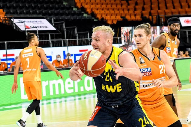 GER, BBL, Play offs, ratiopharm ulm vs EWE Baskets Oldenburg 26 05 2021, ratiopharm arena, Neu Ulm, GER, BBL, Play offs, ratiopharm ulm vs EWE Baskets Oldenburg, in the picture Rasid Mahalbasic Oldenburg, 24 is fighting against Dylan Osetkowski Ulm, 21 nordphotoxGmbHx xHafner nph00200