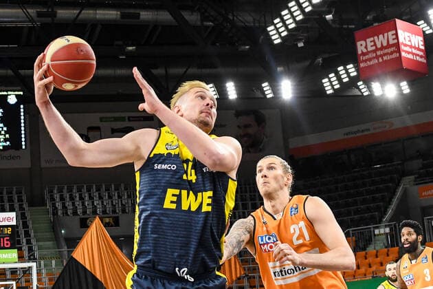 GER, BBL, Play offs, ratiopharm ulm vs EWE Baskets Oldenburg 26 05 2021, ratiopharm arena, Neu Ulm, GER, BBL, Play offs, ratiopharm ulm vs EWE Baskets Oldenburg, in the picture Rasid Mahalbasic Oldenburg, 24 is fighting against Dylan Osetkowski Ulm, 21 nordphotoxGmbHx xHafner nph00200