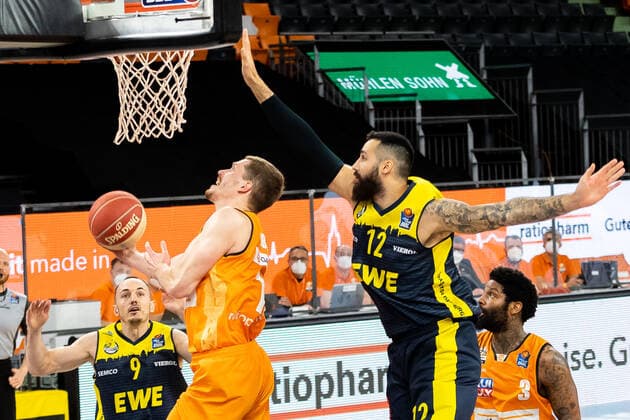 Andreas Obst Ratiopharm Ulm 13 Martin Breunig EWE Baskets Oldenburg 12 Ratiopharm Ulm vs EWE Baskets Oldenburg, Playoffs Game 4, Quarterfinals, Season 2020 21, 26 05 2021 Ratiopharm Ulm vs EWE Baskets Oldenburg, Playoffs Game 4, Quarterfinals New Ulm Copyright: xEibner-Pressefoto RogerxBuerkex EP_EER