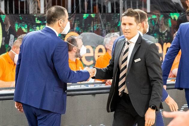 Ratiopharm Ulm beats EWE Baskets Oldenburg with 96 88 final score The team travels to Berlin for the semifinals Joy at Jaka Lakovic Ratiopharm Ulm coach Ratiopharm Ulm vs EWE Baskets Oldenburg, playoffs game 4, quarterfinals, season 2020 21, 26 05 2021 Ratiopharm Ulm vs EWE Baskets Oldenburg, playoffs game 4, quarterfinals New Ulm Copyright: xEibner-Pressefoto RogerxBuerkex EP_EER