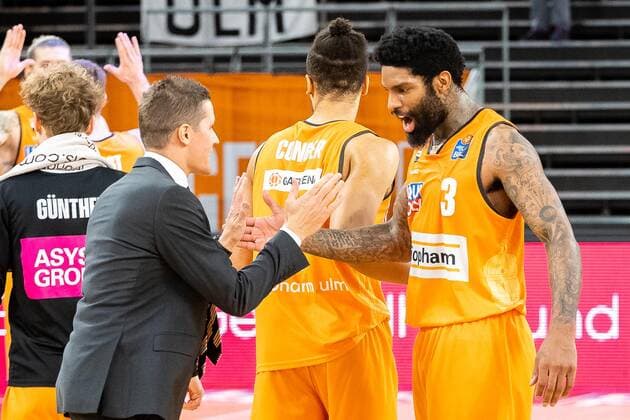 Ratiopharm Ulm beats EWE Baskets Oldenburg 96 88 Final score The team travels to Berlin for the semifinals Jaka Lakovic Ratiopharm Ulm coach and Trey Landers Ratiopharm Ulm 03 Ratiopharm Ulm vs EWE Baskets Oldenburg, Playoffs Game 4, Quarterfinals, Season 2020 21, 26 05 2021 Ratiopharm Ulm vs EWE Baskets Oldenburg, Playoffs Game 4, Quarterfinals New Ulm Copyright: xEibner-Pressefoto RogerxBuerkex EP_EER