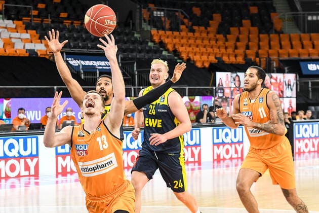 GER, BBL, Play offs, ratiopharm ulm vs EWE Baskets Oldenburg 26 05 2021, ratiopharm arena, Neu Ulm, GER, BBL, Play offs, ratiopharm ulm vs EWE Baskets Oldenburg, pictured Andreas Obst Ulm, 13 cant be stopped by Phil Pressey Oldenburg, 25 cant be stopped by a foul on the basket, Rasid Mahalbasic Oldenburg, 24 , Isaiah Wilkins Ulm, 11 nordphotoxGmbHx xHafner nph00200