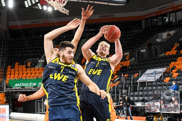 GER, BBL, Play offs, ratiopharm ulm vs EWE Baskets Oldenburg 26 05 2021, ratiopharm arena, Neu Ulm, GER, BBL, Play offs, ratiopharm ulm vs EWE Baskets Oldenburg, in picture Sebastian Herrera Oldenburg, 7 , Rasid Mahalbasic Oldenburg, 24 gets the rebound nordphotoxGmbHx xHafner nph00200