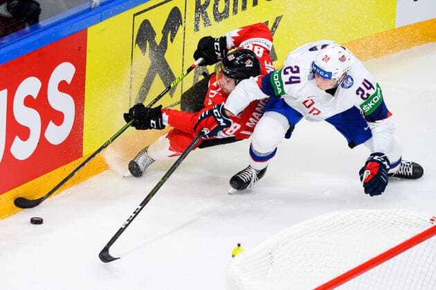 210526 Andrew Mangiapane of Canada and Julian Holm Ole of Norway during the 2021 IIHF Ice Hockey World Championship game between Canada and Norway on May 26, 2021 in Riga Photo Simon Hastegard BILDBYRAN kod SH SH0117 ishockey ice hockey ishockey vm iihf ice hockey world championship canada kanada norge norway day 6 bbeng depp,  Copyright: SIMONxHASTEGARD BB210526SH067