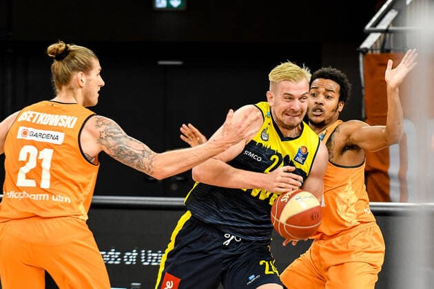 GER, BBL, Play offs, ratiopharm ulm vs EWE Baskets Oldenburg 26 05 2021, ratiopharm arena, Neu Ulm, GER, BBL, Play offs, ratiopharm ulm vs EWE Baskets Oldenburg, in the picture a lot of physical action by Rasid Mahalbasic Oldenburg, 24 against Dylan Osetkowski Ulm, 21 and Troy Caupain Ulm, 23 nordphotoxGmbHx xHafner nph00200