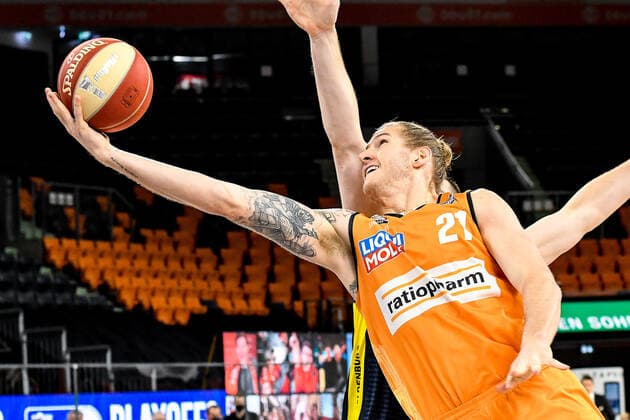GER, BBL, Play offs, ratiopharm ulm vs EWE Baskets Oldenburg 26 05 2021, ratiopharm arena, Neu Ulm, GER, BBL, Play offs, ratiopharm ulm vs EWE Baskets Oldenburg, pictured Dylan Osetkowski Ulm, 21 stretches mightily while attempting a basket nordphotoxGmbHx xHafner nph00200