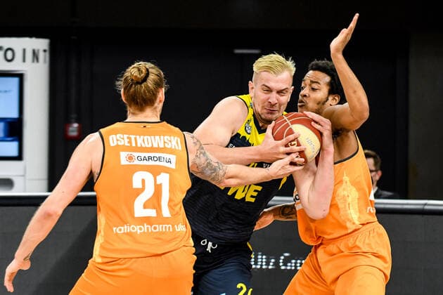 GER, BBL, Play offs, ratiopharm ulm vs EWE Baskets Oldenburg 26 05 2021, ratiopharm arena, Neu Ulm, GER, BBL, Play offs, ratiopharm ulm vs EWE Baskets Oldenburg, in the picture a lot of physical action by Rasid Mahalbasic Oldenburg, 24 against Dylan Osetkowski Ulm, 21 and Troy Caupain Ulm, 23 nordphotoxGmbHx xHafner nph00200