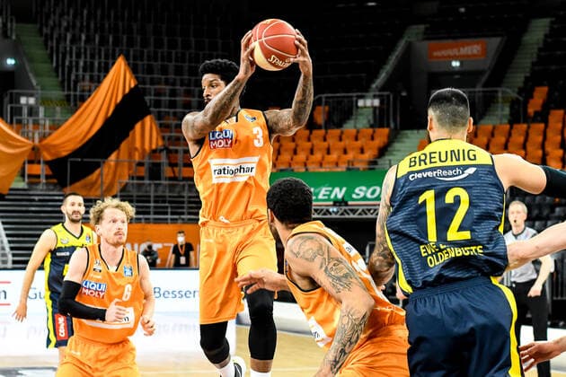 GER, BBL, Play offs, ratiopharm ulm vs EWE Baskets Oldenburg 26 05 2021, ratiopharm arena, Neu Ulm, GER, BBL, Play offs, ratiopharm ulm vs EWE Baskets Oldenburg, in picture Per Günther Guenther Ulm, 6 , Cameron Clark Ulm, 3 , Martin Breunig Oldenburg, 12 nordphotoxGmbHx xHafner nph00200