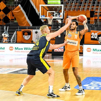 GER, BBL, Play offs, ratiopharm ulm vs EWE Baskets Oldenburg 26 05 2021, ratiopharm arena, Neu Ulm, GER, BBL, Play offs, ratiopharm ulm vs EWE Baskets Oldenburg, pictured Rasid Mahalbasic Oldenburg, 24 , Isaiah Wilkins Ulm, 11 nordphotoxGmbHx xHafner nph00200