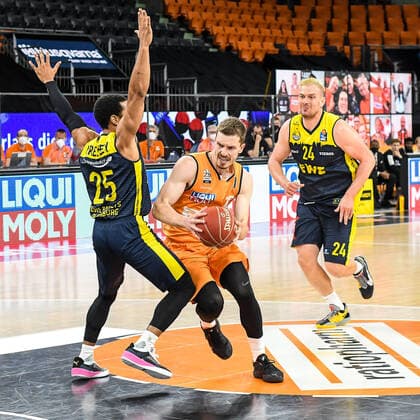 GER, BBL, Play offs, ratiopharm ulm vs EWE Baskets Oldenburg 26 05 2021, ratiopharm arena, Neu Ulm, GER, BBL, Play offs, ratiopharm ulm vs EWE Baskets Oldenburg, pictured Phil Pressey Oldenburg, 25 fouls Andreas Obst Ulm, 13 , Rasid Mahalbasic Oldenburg, 24 nordphotoxGmbHx xHafner nph00200