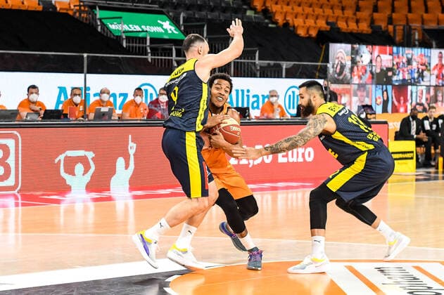 GER, BBL, Play offs, ratiopharm ulm vs EWE Baskets Oldenburg 26 05 2021, ratiopharm arena, Neu Ulm, GER, BBL, Play offs, ratiopharm ulm vs EWE Baskets Oldenburg, in the picture Troy Caupain Ulm, 23 cant win against Karsten Tadda Oldenburg, 9 and Martin Breunig Oldenburg, 12 nordphotoxGmbHx xHafner nph00200