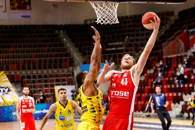 Right Christian Sengfelder Brose Bamberg, 43 MHP Riesen Ludwigsburg Brose Bamberg, easyCredit Basketball Bundesliga, 2020 2021 season, playoff quarterfinal game 4, Ludwigsburg, Germany, 27 05 2021, 21 05 2021, Basketball, BBL 2020 2021, Quarterfinals, Matchday 2, MHP RIESEN Ludwigsburg Brose Bamberg, GER, Ludwigsburg, MHPArena, Copyright: DanielxLöb