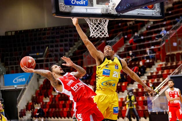 Left Tyler Larson Brose Bamberg, 55 right Tremmell Darden MHP Riesen Ludwigsburg, 21 MHP Riesen Ludwigsburg Brose Bamberg, easyCredit Basketball Bundesliga, 2020 2021 season, playoff quarterfinals Game 4, Ludwigsburg, Germany, 27 05 2021, 21 05 2021, Basketball, BBL 2020 2021, Quarterfinals, Matchday 2, MHP RIESEN Ludwigsburg Brose Bamberg, GER, Ludwigsburg, MHPArena, Copyright: DanielxLöb